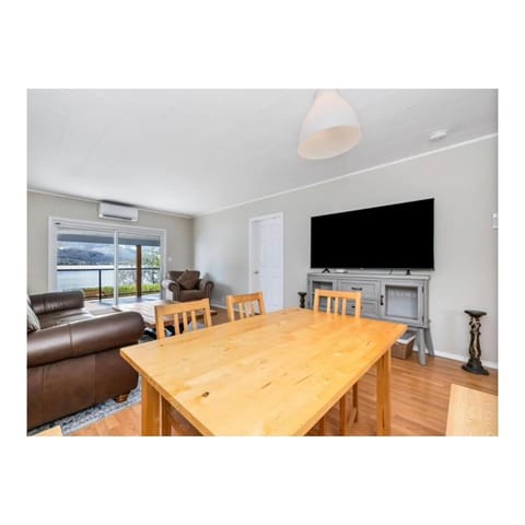 Youbou Lakefront Getaway Relax And Unwind House in Cowichan Valley