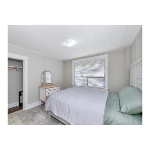 Youbou Lakefront Getaway Relax And Unwind House in Cowichan Valley