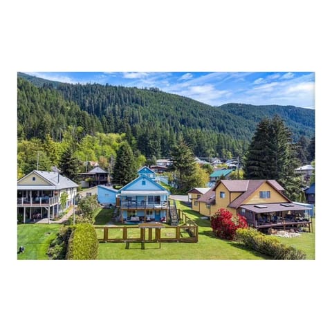 Youbou Lakefront Getaway Relax And Unwind House in Cowichan Valley
