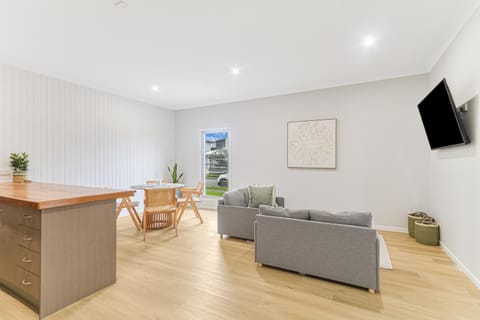 TV and multimedia, Living room, Seating area, Dining area