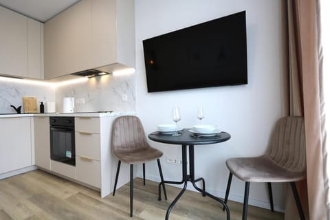 TV and multimedia, Coffee/tea facilities, Kitchen or kitchenette, Living room, Seating area, Dining area, oven, stove