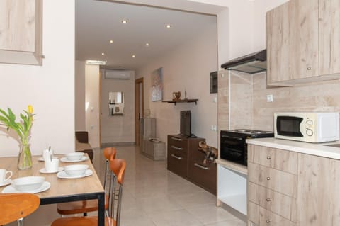 Coffee/tea facilities, Kitchen or kitchenette, Dining area, oven, stove