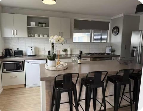 Coffee/tea facilities, Kitchen or kitchenette, Dining area, dishwasher, oven, stove, toaster