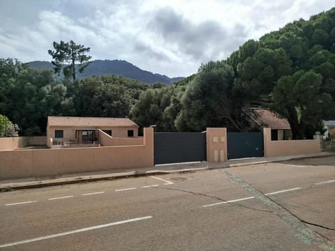 Clos Jeannette Villa 5 min de Sainte Lucie de Porto vecchio et de la plage de Pinarelle ainsi que des piscines naturelles du Cavu House in Zonza