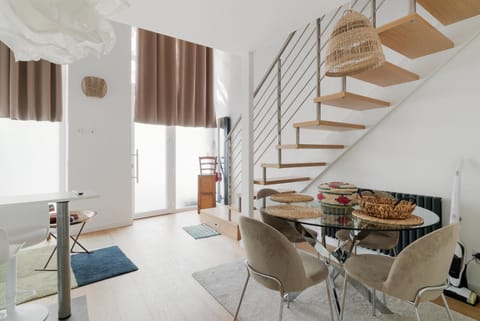 Kitchen or kitchenette, Living room, Seating area, Dining area