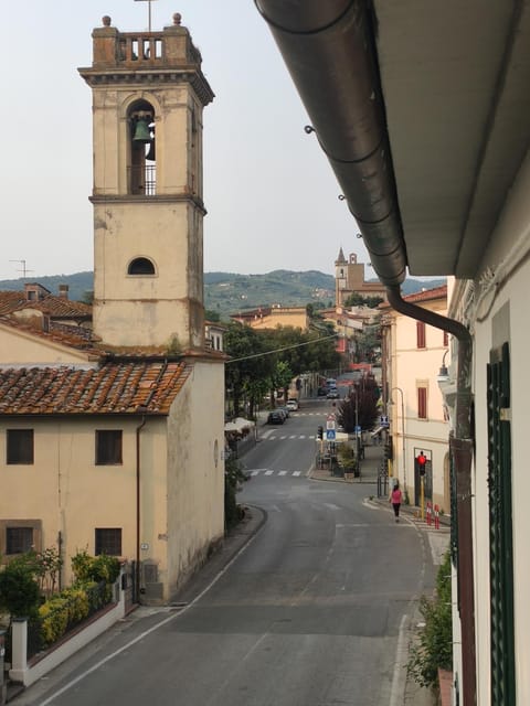 Property building, Neighbourhood, Natural landscape, City view, Landmark view, Street view, Location, Parking