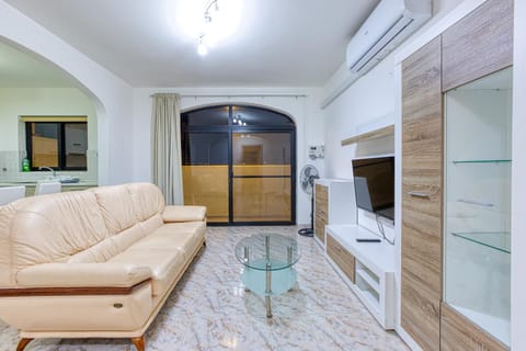 Communal lounge/ TV room, Kitchen or kitchenette, Living room, Seating area, minibar, oven, pet friendly, air conditioner