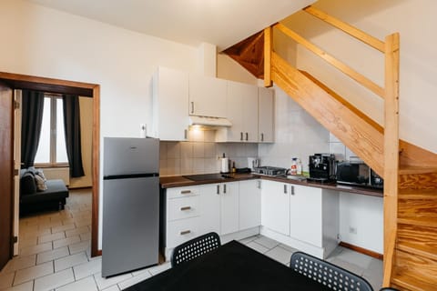 Coffee/tea facilities, Kitchen or kitchenette, Dining area, stove, toaster