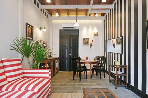 Restaurant/places to eat, Living room, Seating area, Dining area, air conditioner