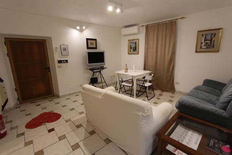 TV and multimedia, Living room, Seating area, Dining area, air conditioner