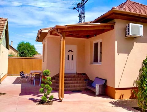 Property building, Garden, Balcony/Terrace
