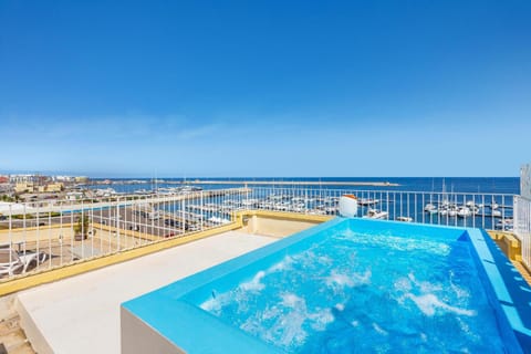 Hot Tub, Swimming pool
