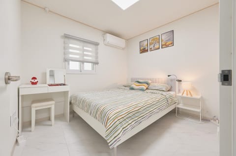 Bed, Photo of the whole room, Bedroom, air conditioner