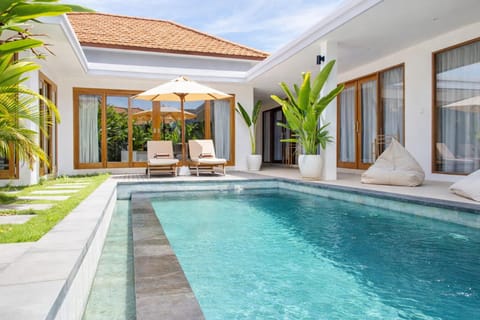 Swimming pool, sunbed