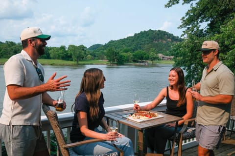 Relaxing Riverfront Family Escape w Private Dock House in Nashville