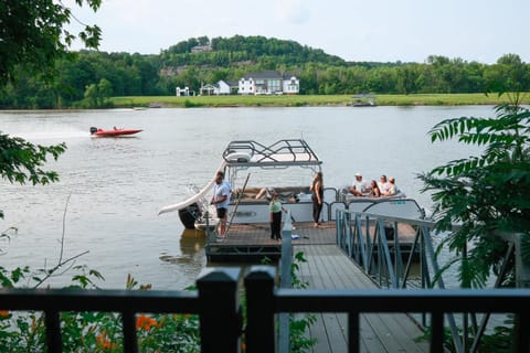 Relaxing Riverfront Family Escape w Private Dock House in Nashville