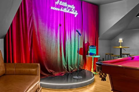 Gatsby House Mansion w Game Lounge & Hot Tub House in Louisville