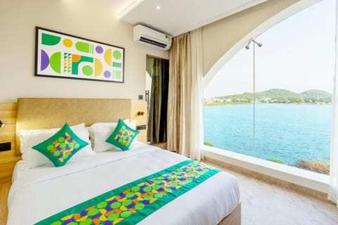 Bedroom, Lake view