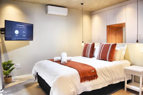 Bed, TV and multimedia, Photo of the whole room, Bedroom, air conditioner