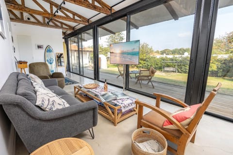 Patio, Communal lounge/ TV room, Day, Garden, TV and multimedia, View (from property/room), Balcony/Terrace, Living room, Seating area, Evening entertainment, Garden view