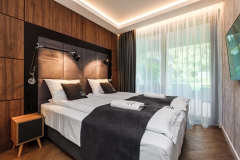 Bed, TV and multimedia, Photo of the whole room, Bedroom, towels