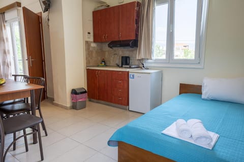 Kitchen or kitchenette, Bedroom