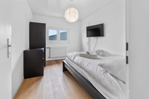 Bed, TV and multimedia, Photo of the whole room, Bedroom, towels, wardrobe