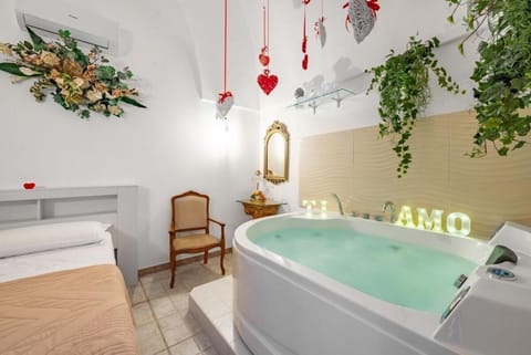 Bed, Hot Tub, Hot Tub, Bathroom, Photo of the whole room, Bedroom, Bath