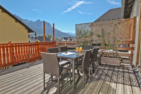 Natural landscape, View (from property/room), Balcony/Terrace, Dining area, Mountain view