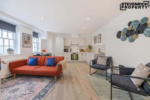 View (from property/room), View (from property/room), Living room, Decorative detail, Seating area, kitchen, kitchen