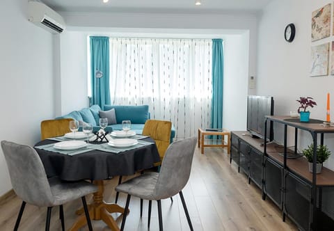 TV and multimedia, Living room, Seating area, Dining area, air conditioner