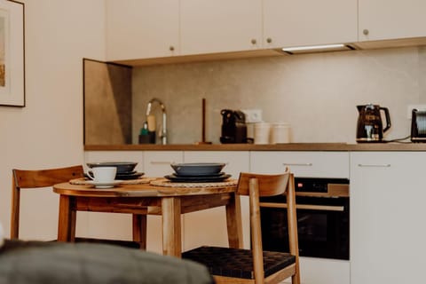 Coffee/tea facilities, Kitchen or kitchenette, Dining area