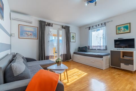 Communal lounge/ TV room, TV and multimedia, Living room, Seating area, air conditioner