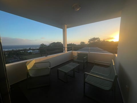 Natural landscape, View (from property/room), Balcony/Terrace, Dining area, Sunset