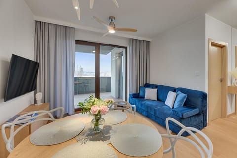 TV and multimedia, Living room, Seating area, Dining area, Evening entertainment