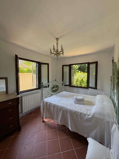 Casolare De Ranieri - appartamento in villa bifamiliare a 500m dal mare Apartment in Province of Massa and Carrara
