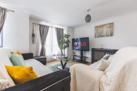 Communal lounge/ TV room, Bed, TV and multimedia, Living room, Seating area, Evening entertainment