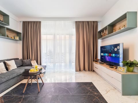 TV and multimedia, Living room, Seating area, Evening entertainment