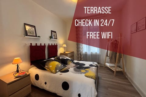 Bed, Photo of the whole room, Bedroom, storage, towels