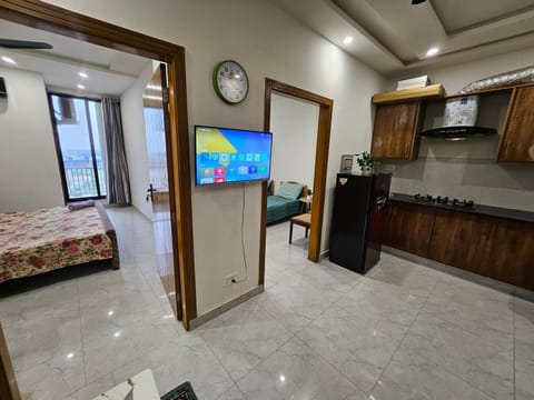 Communal lounge/ TV room, TV and multimedia, Kitchen or kitchenette, Photo of the whole room, Evening entertainment, minibar, stove