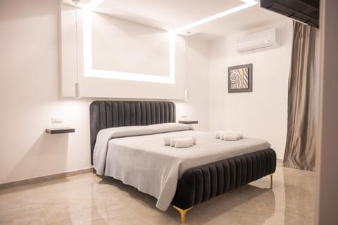 Bed, Bedroom, towels, air conditioner