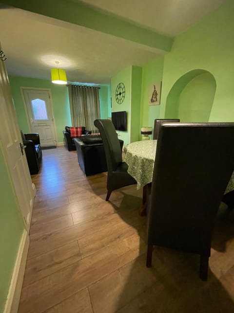 TV and multimedia, Living room, Seating area, Dining area