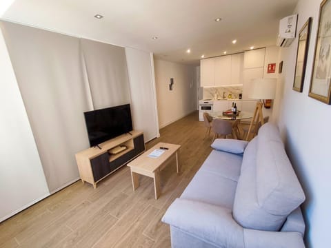 Communal lounge/ TV room, TV and multimedia, Living room, Seating area, Evening entertainment