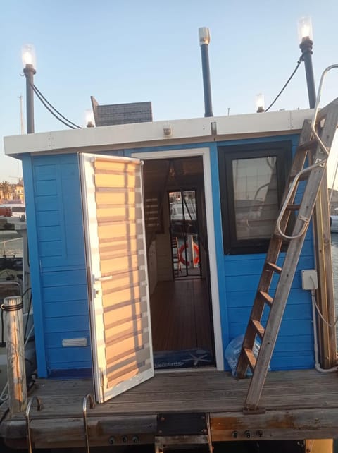 Houseboat BlueSeaDream Dolphin Casetta Galleggiante Docked boat in Alghero