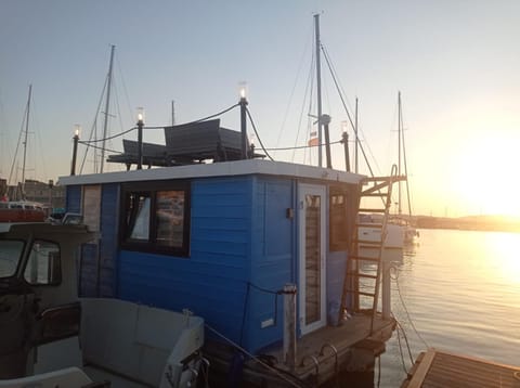 Houseboat BlueSeaDream Dolphin Casetta Galleggiante Docked boat in Alghero