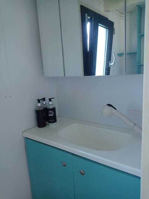 Houseboat BlueSeaDream Dolphin Casetta Galleggiante Docked boat in Alghero