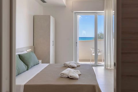Bed, Photo of the whole room, Sea view, towels