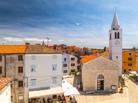 Property building, Day, Landmark view, Location