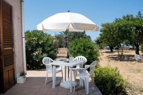 Patio, Day, Garden, Dining area, Garden view