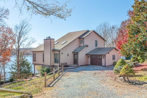 Private Dock Lake Views & Outdoor Fun House in Smith Mountain Lake